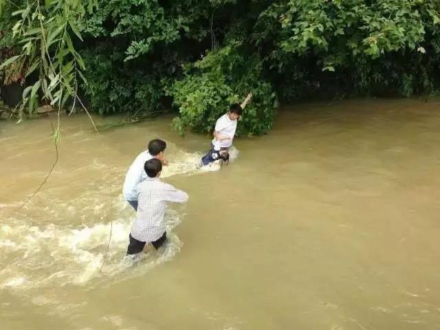惊魂一刻,南宁女子街道上遭遇湍急水流不幸被冲走 惊魂一刻,南宁女子街道上遭遇湍急水流不幸被冲走